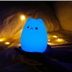 Luminária Noturna Gatinho LED – 7 Cores com Controle por Toque em Silicone Macio