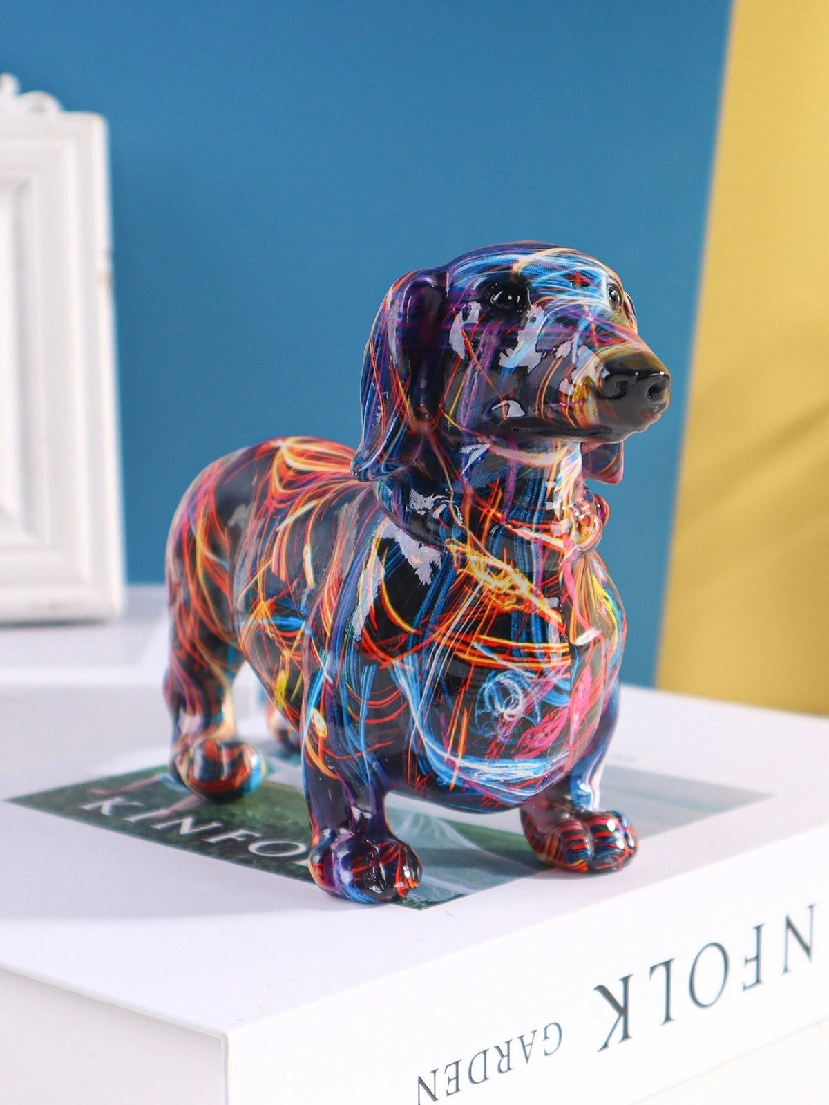 Escultura Decorativa Dachshund em Resina com Pintura Graffiti
