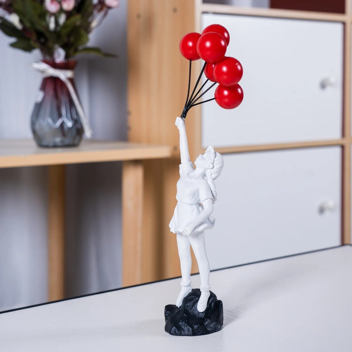 Escultura Menina com Balões em Resina – Arte de Coleção para Mesa 25cm