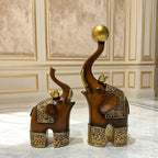 Kit 2 Esculturas de Elefante em Resina com Acabamento Madeira e Dourado
